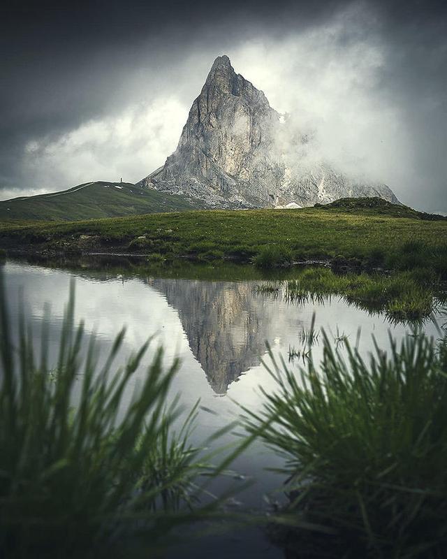 雄浑壮阔的自然景观 领略天地间的壮丽山河