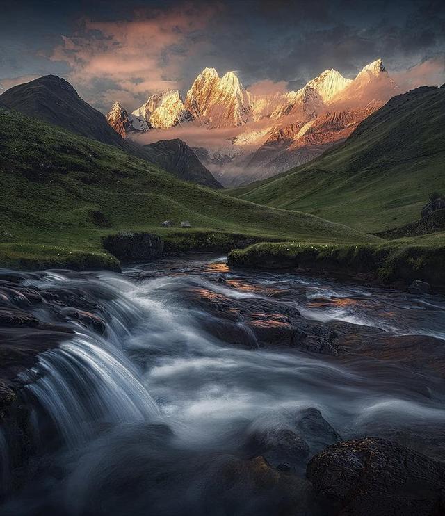 雄浑壮阔的自然景观 领略天地间的壮丽山河