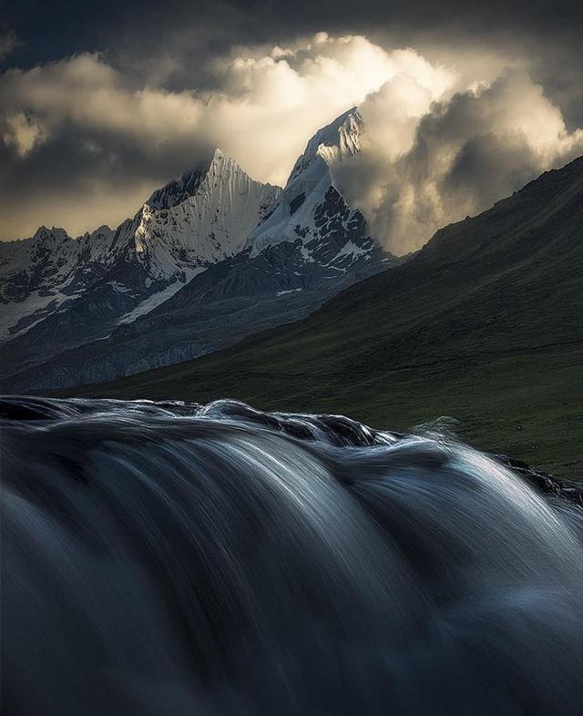 雄浑壮阔的自然景观 领略天地间的壮丽山河