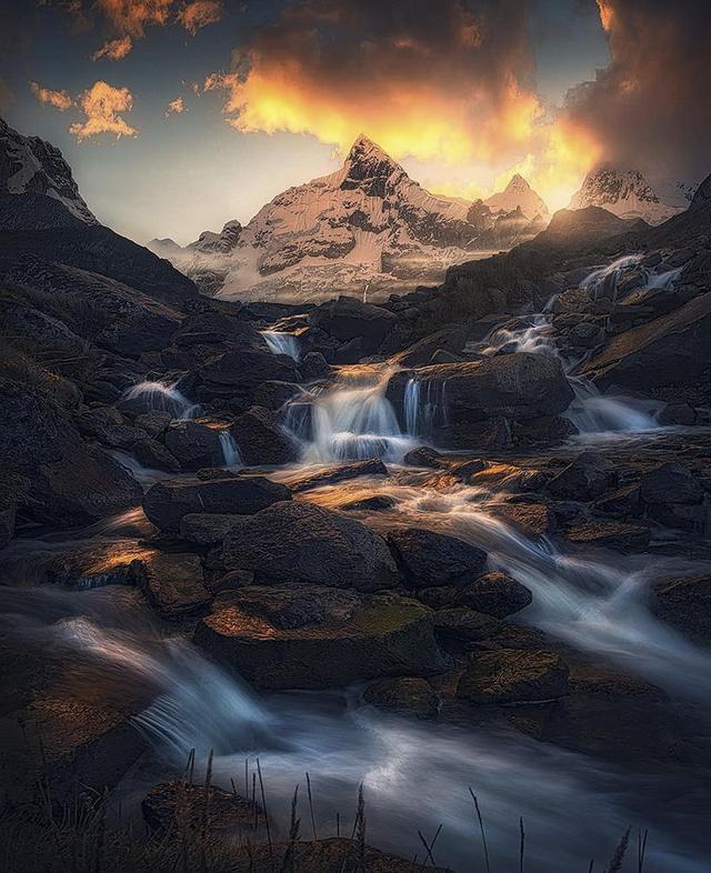 雄浑壮阔的自然景观 领略天地间的壮丽山河