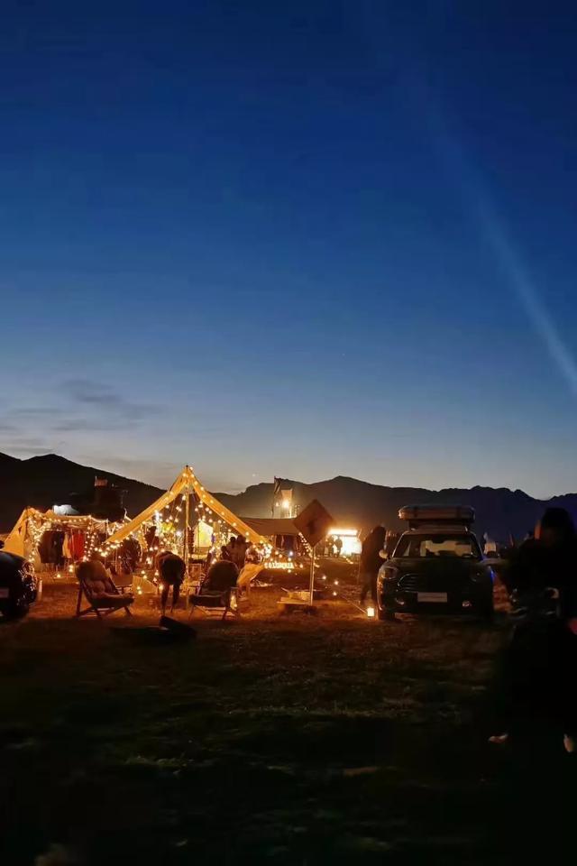 露营就是进山睡帐篷？不不不，现在年轻人都这么玩