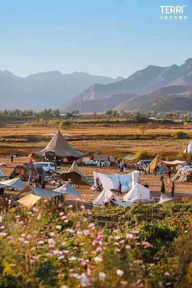 露营就是进山睡帐篷？不不不，现在年轻人都这么玩