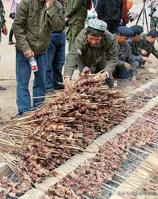 第一次去新疆吃烤肉，说先要15串，老板反复确认，端上来我人傻了