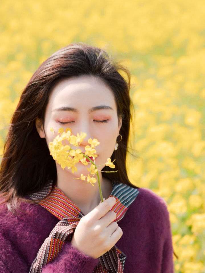 春天拍照，这组油菜花拍照pose可以学，这样拍照花美人更美