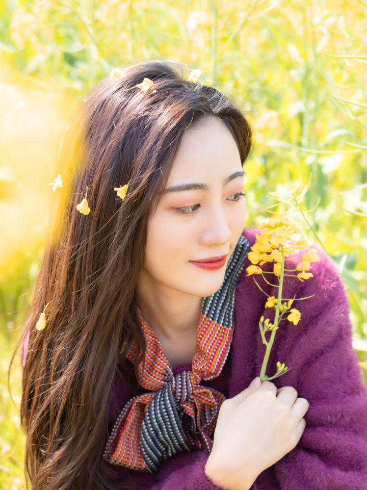 春天拍照，这组油菜花拍照pose可以学，这样拍照花美人更美