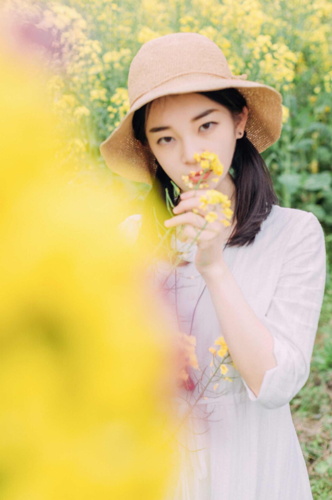 春天拍照，这组油菜花拍照pose可以学，这样拍照花美人更美