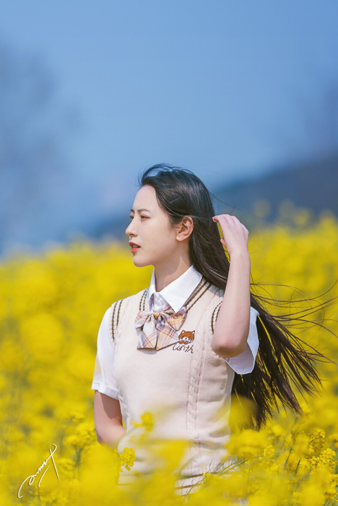 春天拍照，这组油菜花拍照pose可以学，这样拍照花美人更美