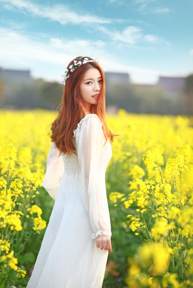 春天拍照，这组油菜花拍照pose可以学，这样拍照花美人更美