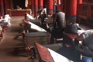 德格印经院：雪山下的文化宝库，中国“最后的刻版印刷活化石”