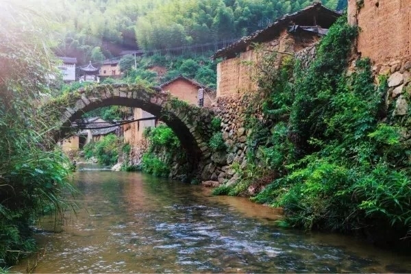 贾平凹先生曾在其《静虚村》一文中这样写道：如今，找热闹的地方容易，寻清静的地方难；找繁华的地方容易