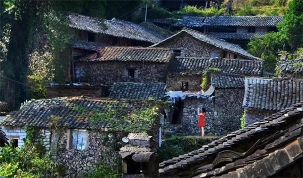 还没走到村口，浓郁的古老乡村气息就已扑面而来。这里自然资源丰富，村民勤劳淳朴，自给自足，生活方式原始