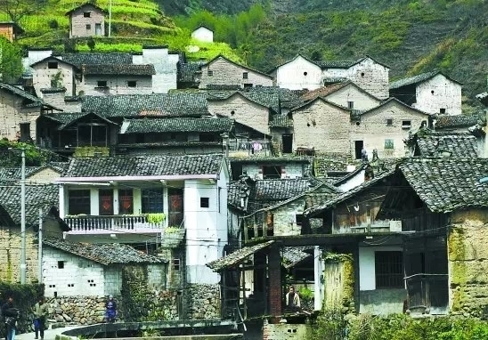 走过蜿蜒曲折的山路，山林越来越静，涧水越来越清，再前行，山下鲍村渐渐展现在了我们的面前。小村依山而建