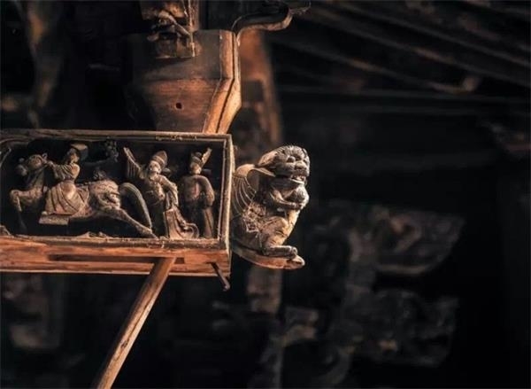 老屋依山而建，错落有致，古朴中还透出几分往日的雅致，仿佛一幅精巧的山水画。祠堂、桥梁、庙宇、店铺、墓