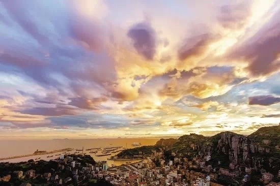 石塘，新千年第一缕阳光在中国大陆的首照地，因整片依山而建的石头房子被誉为东方巴黎圣母院、画中镇