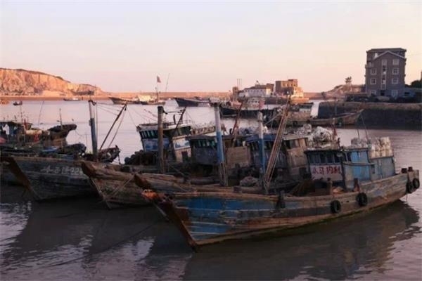石屋、石街、石巷、石级错落有致，独具风采，组成了一幅屋咬山，山抱屋的壮观景象。春种秋收，寒来暑往