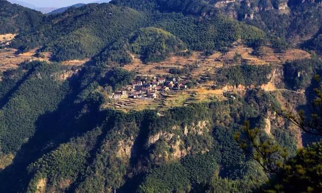 浙江有个“悬崖村”，藏在海拔800多米的深山中，绝美的天空之城