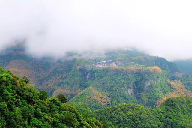 浙江有个“悬崖村”，藏在海拔800多米的深山中，绝美的天空之城