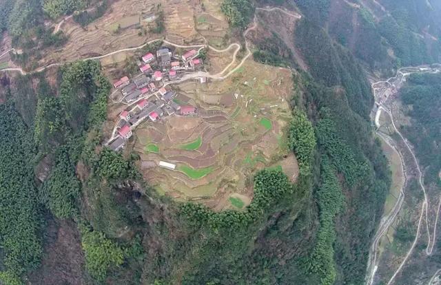 浙江有个“悬崖村”，藏在海拔800多米的深山中，绝美的天空之城