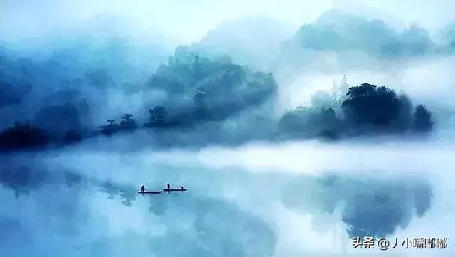 在青山间探索，在绿水间泛舟，多么美妙