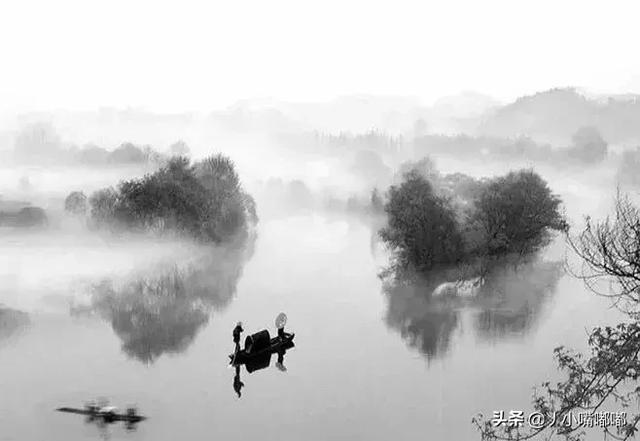 在青山间探索，在绿水间泛舟，多么美妙