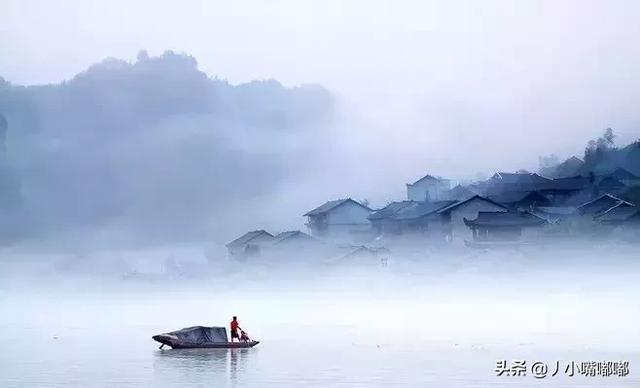 在青山间探索，在绿水间泛舟，多么美妙