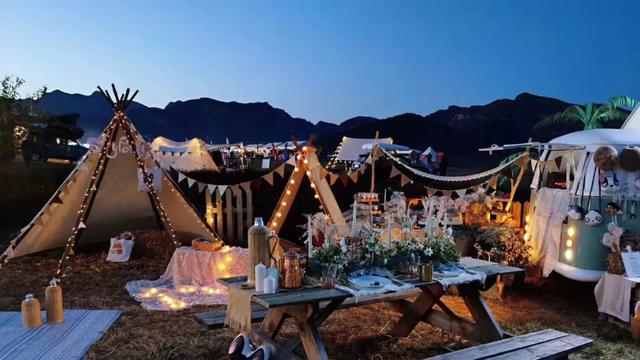 露营就是进山睡帐篷？不不不，现在年轻人都这么玩