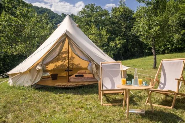 露营就是进山睡帐篷？不不不，现在年轻人都这么玩