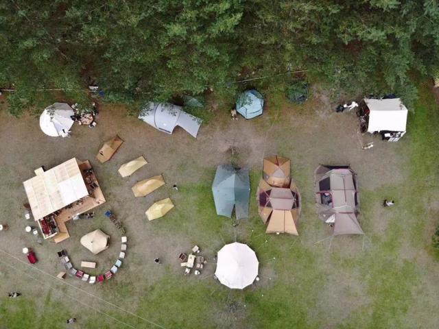 露营就是进山睡帐篷？不不不，现在年轻人都这么玩