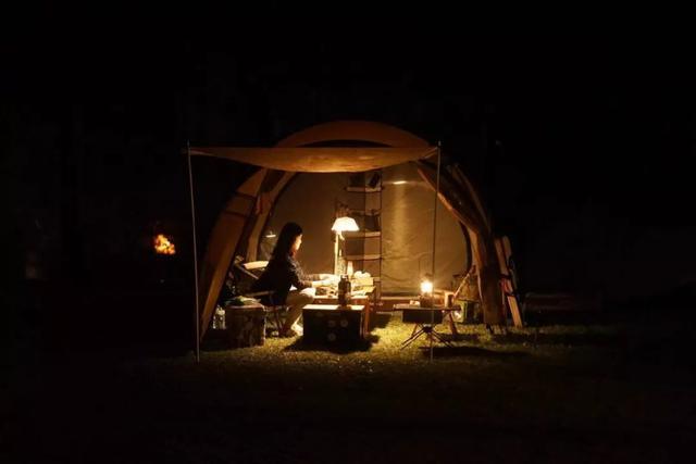 露营就是进山睡帐篷？不不不，现在年轻人都这么玩