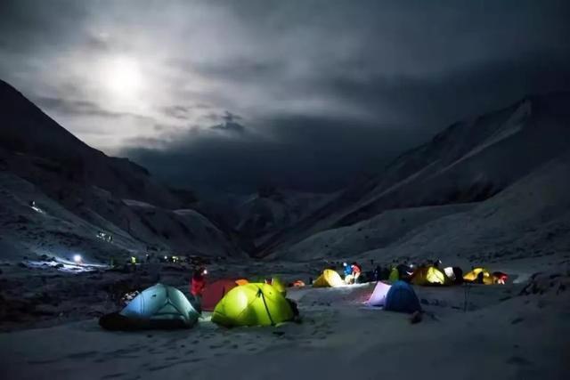 露营就是进山睡帐篷？不不不，现在年轻人都这么玩