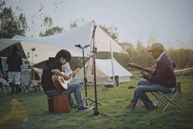 露营就是进山睡帐篷？不不不，现在年轻人都这么玩