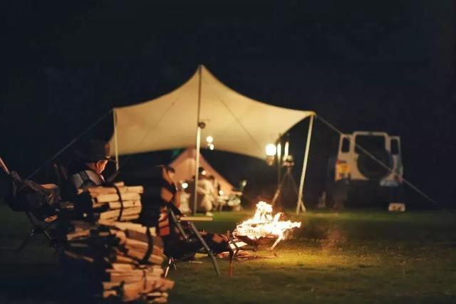 露营就是进山睡帐篷？不不不，现在年轻人都这么玩