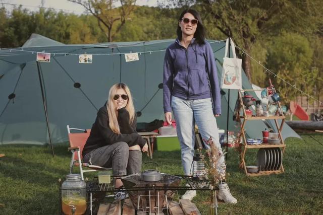 露营就是进山睡帐篷？不不不，现在年轻人都这么玩