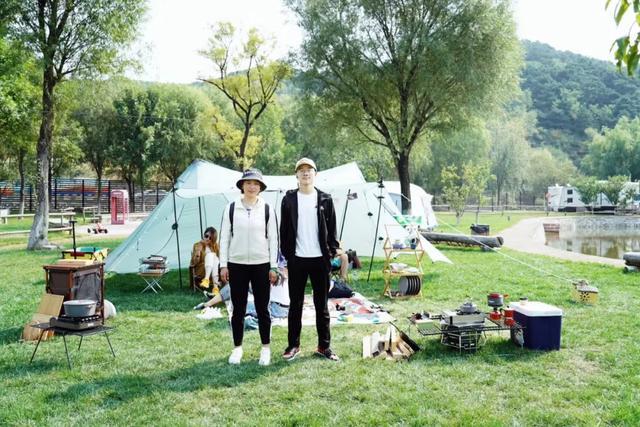 露营就是进山睡帐篷？不不不，现在年轻人都这么玩