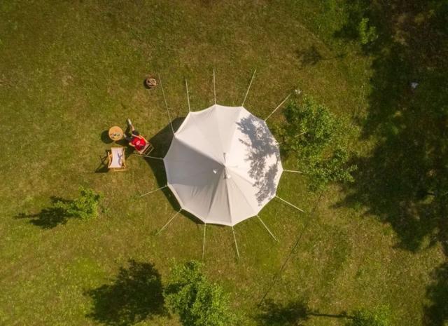 露营就是进山睡帐篷？不不不，现在年轻人都这么玩