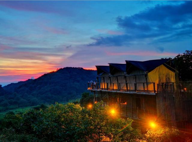 露营就是进山睡帐篷？不不不，现在年轻人都这么玩