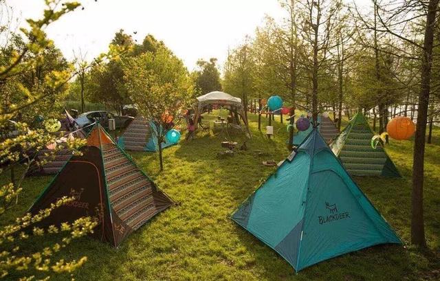 露营就是进山睡帐篷？不不不，现在年轻人都这么玩