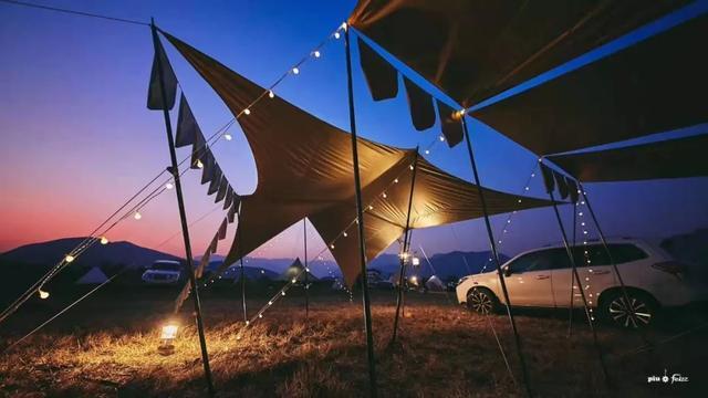 露营就是进山睡帐篷？不不不，现在年轻人都这么玩