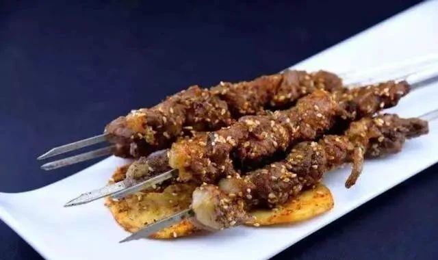 第一次去新疆吃烤肉，说先要15串，老板反复确认，端上来我人傻了