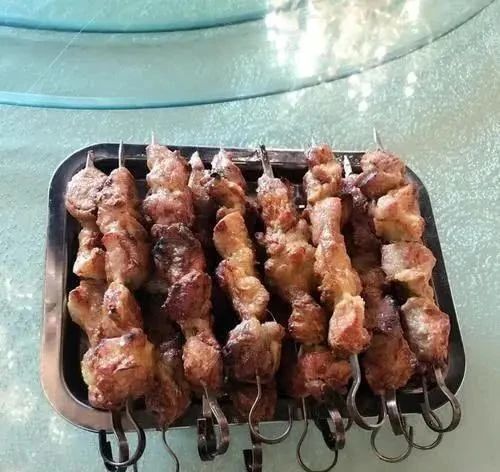 第一次去新疆吃烤肉，说先要15串，老板反复确认，端上来我人傻了
