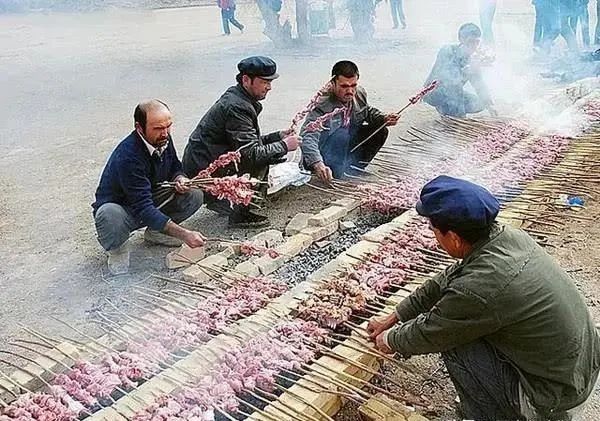 第一次去新疆吃烤肉，说先要15串，老板反复确认，端上来我人傻了