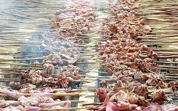 第一次去新疆吃烤肉，说先要15串，老板反复确认，端上来我人傻了