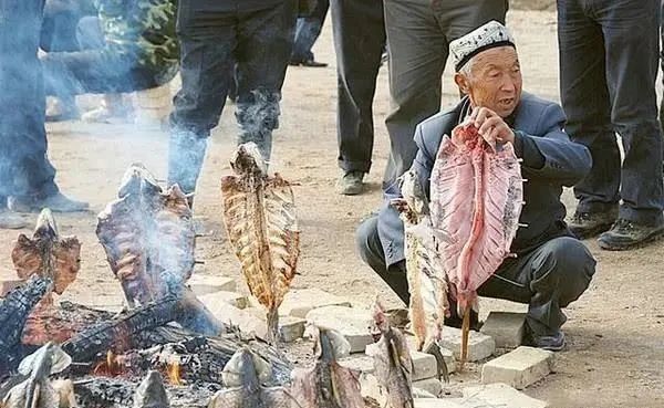 第一次去新疆吃烤肉，说先要15串，老板反复确认，端上来我人傻了