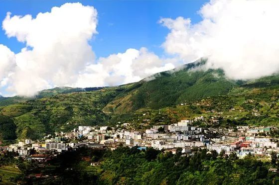 丁真的家乡在哪里，来补一堂地理课