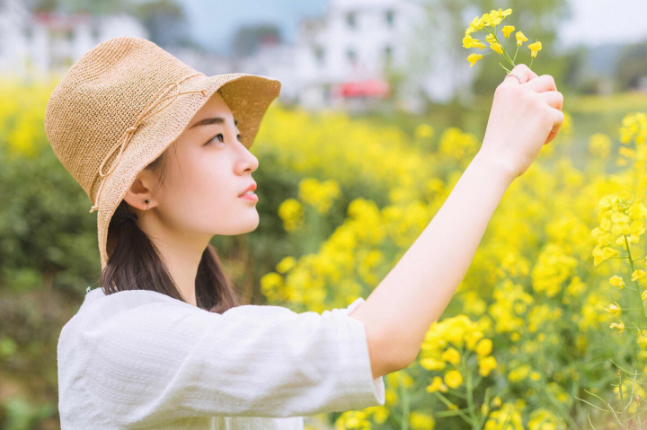 春天拍照，这组油菜花拍照pose可以学，这样拍照花美人更美