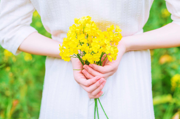 春天拍照，这组油菜花拍照pose可以学，这样拍照花美人更美