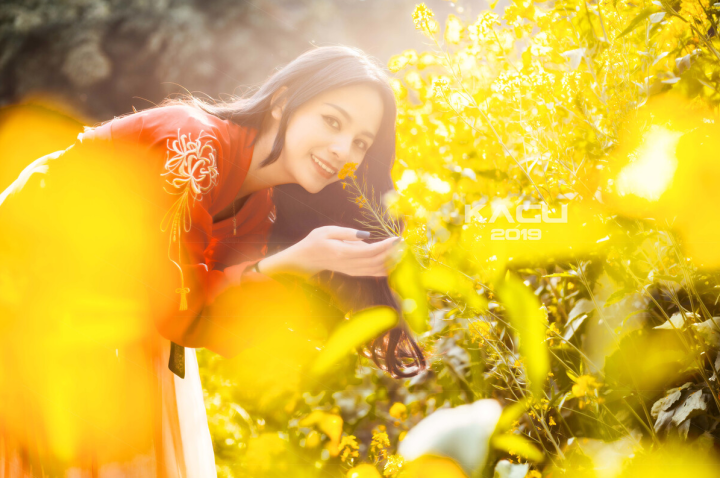 春天拍照，这组油菜花拍照pose可以学，这样拍照花美人更美