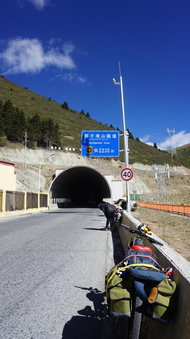 川藏公路上又有2处垭口风景将要消失，想看要趁早啊