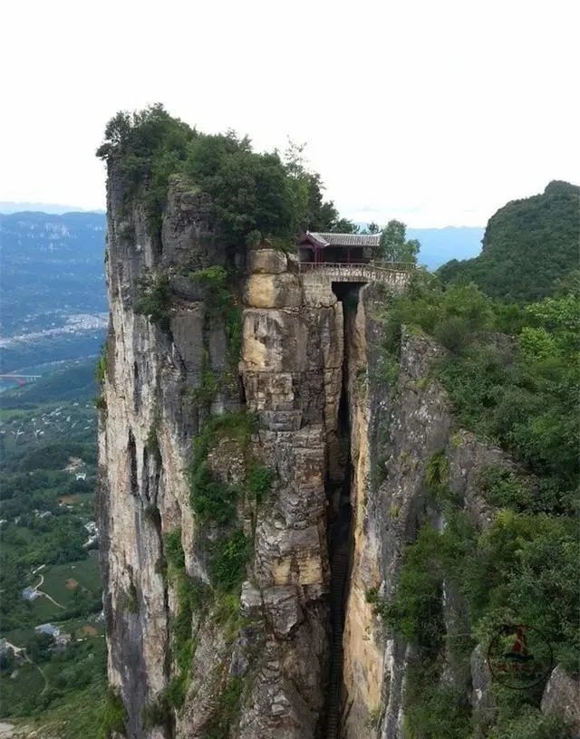 你知道恩施之巅吗，绝壁间有一条垂直狭缝，远远望着就很惊险