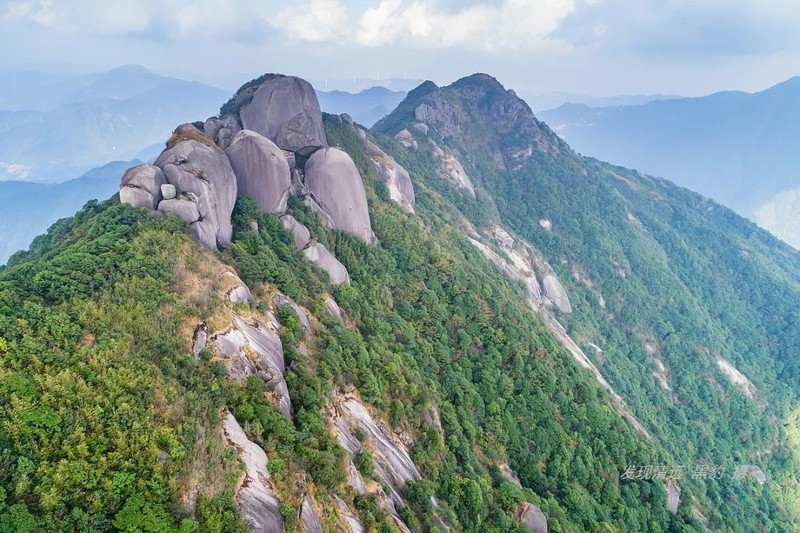 广东第一奇峰冷瓮顶,山脊堆积着万吨巨石阵